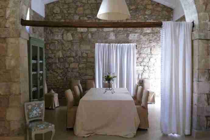 Villa Aragonese dining