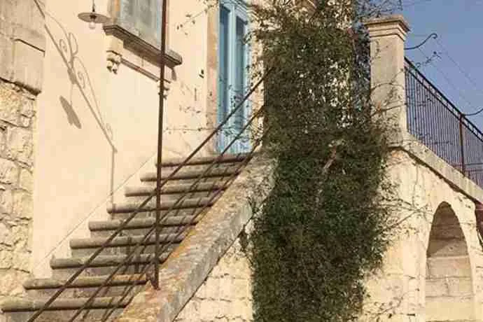 villa-carrubo-stairs